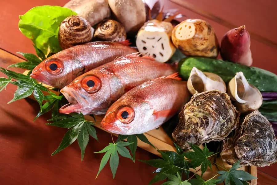 厳選した地元の市場直送食材